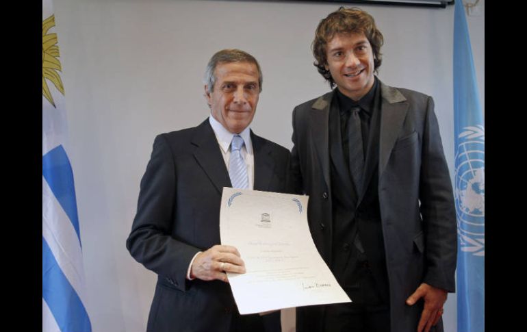 A la ceremonia de Tabárez (izq) acudió el capitán de la selección uruguaya, Diego Lugano (der). AP  /