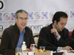 Los senadores panistas iniciaron su reunión plenaria. En la imagen José González Morfín y Alejandro Poiré. NOTIMEX  /