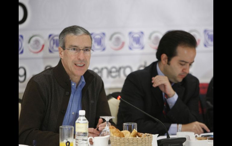 Los senadores panistas iniciaron su reunión plenaria. En la imagen José González Morfín y Alejandro Poiré. NOTIMEX  /