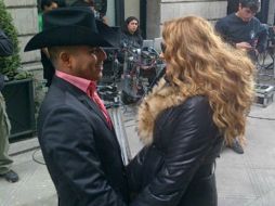 Espinoza Paz y Paulina durante la filmación del vide ''Me voy''. IMAGEN TOMADA DE TWITTER @PauRubio  /