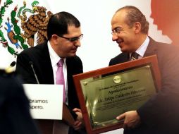 Miguel Alfaro Aranguren entregó un reconocimiento a Felipe Calderón.  /