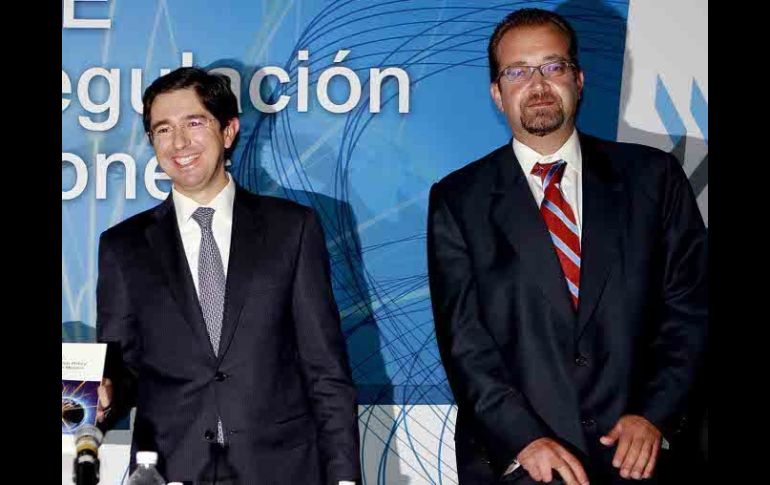 El titular de la SCT, Dionisio Pérez-Jácome (izq.) y el presidente de la Cofetel, Mony de Swaan (der.). EL UNIVERSAL  /