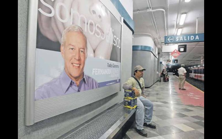 La propaganda a favor de Fernando Guzmán en las instalaciones del Tren Eléctrico, derivó en una sanción.  /