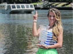 La tenista bielorrusa, Victoria Azarenka, muestra el trofeo de la nueva número uno del mundo. AFP  /