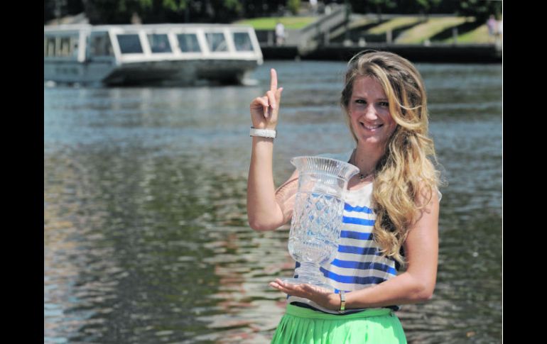 La tenista bielorrusa, Victoria Azarenka, muestra el trofeo de la nueva número uno del mundo. AFP  /