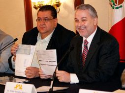 Francisco Ayón y Emilio González durante la entrega de recursos tras el acuerdo.  /