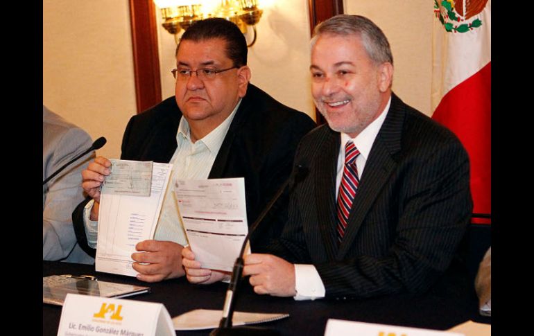 Francisco Ayón y Emilio González durante la entrega de recursos tras el acuerdo.  /