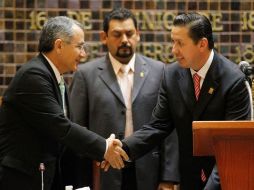 En la foto, Victor Manuel González, secretario de gobierno (izq),  saluda al diputado Salvador Barajas (der) durante la sesión.  /