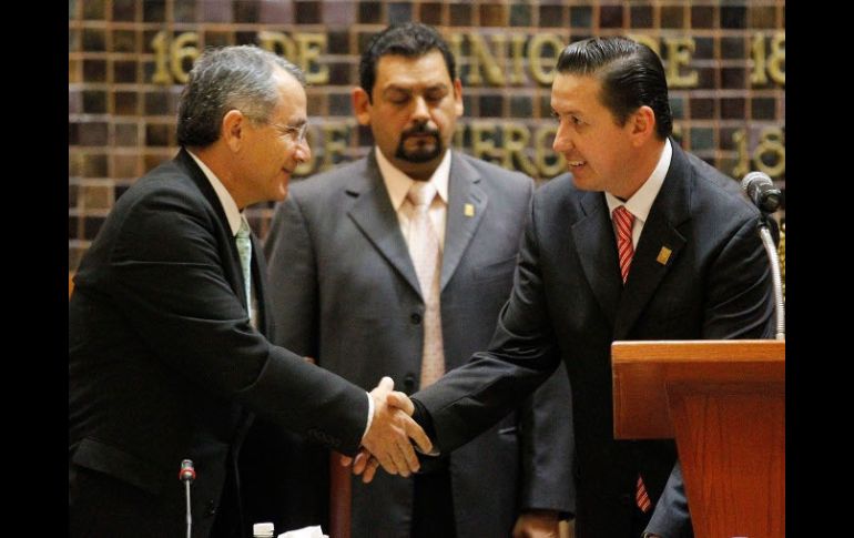 En la foto, Victor Manuel González, secretario de gobierno (izq),  saluda al diputado Salvador Barajas (der) durante la sesión.  /