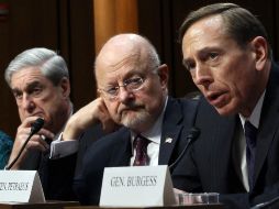 James Clapper, director de la CIA, David Petraeus, y el director del FBI, Robert Mueller, ante el comité de Inteligencia del Senado.AFP  /