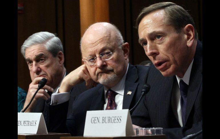 James Clapper, director de la CIA, David Petraeus, y el director del FBI, Robert Mueller, ante el comité de Inteligencia del Senado.AFP  /