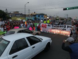 Decenas de colonos que se oponen a la modificación en ambas calles, las bloquearon en protesta ayer por la tarde.  /