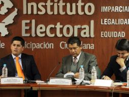 José Tomás Figueroa (izq), Jesús Barajas y Víctor Hugo Bernal en la sesión de hoy del instituto.  /