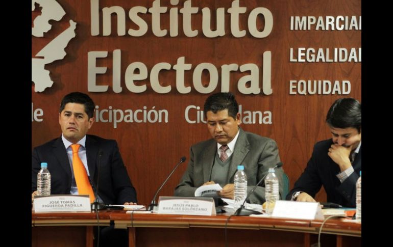 José Tomás Figueroa (izq), Jesús Barajas y Víctor Hugo Bernal en la sesión de hoy del instituto.  /