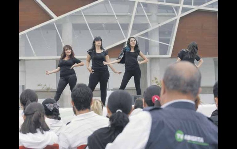 Además de la transmisión en vivo, grupos coreográficos y musicales participaron en la celebración en Plaza Bicentenario.  /