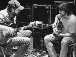 Juanes es el siguiente artista en grabar pistas acústicas, aquí ensayando con Juan Luis Guerra. ARCHIVO  /