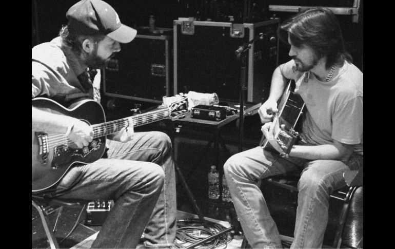 Juanes es el siguiente artista en grabar pistas acústicas, aquí ensayando con Juan Luis Guerra. ARCHIVO  /