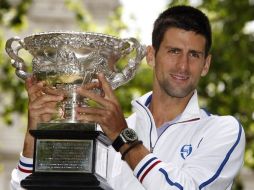 El serbio ganó su tercer título consecutivo de Grand Slam al derrotar el domingo a Rafael Nadal. AFP  /