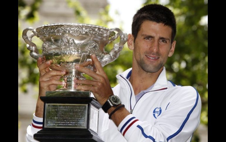 El serbio ganó su tercer título consecutivo de Grand Slam al derrotar el domingo a Rafael Nadal. AFP  /