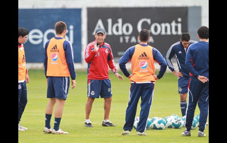Ignacio Ambriz (centro) da indicaciones a sus jugadores en el entrenamiento.  /