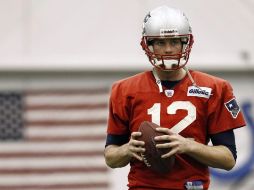 Brady durante una de las prácticas de los Patriotas, previo al Super Bowl del cual se anunció a la plantilla de oficiales. AP  /