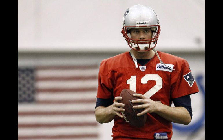 Brady durante una de las prácticas de los Patriotas, previo al Super Bowl del cual se anunció a la plantilla de oficiales. AP  /