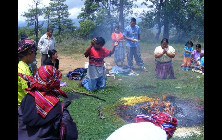 El uso del calendario de 260 días, creado en la época prehispánica, aún es posible observarlo entre algunos grupos mayas. EL UNIVERSAL  /