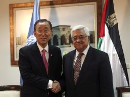 El secretario general de la ONU, Ban Ki Moon (i), saluda al presidente palestino, Mahmud Abás, en su visita a Cisjordania. EFE  /