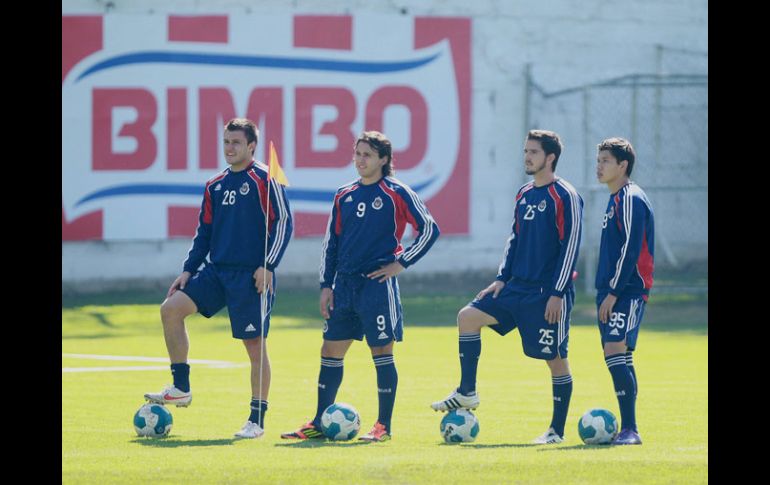 Álvarez, Arellano, Gallardo y Escalante durante el entrenamiento de Chivas.  /