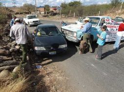 Los vecinos de los alrededores del vertedero de Picachos mantenían bloqueada la entrada al mismo.  /