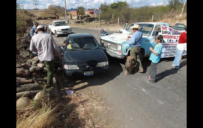 Los vecinos de los alrededores del vertedero de Picachos mantenían bloqueada la entrada al mismo.  /