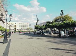 Aunque muchos transitan diariamente por la Plaza Tapatía, la enorme plancha de concreto no ha logrado conquistar a todos sus usuarios.  /