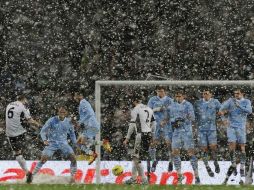 A medida que el encuentro avanzaba, la nieve dificultaba más las acciones. REUTERS  /