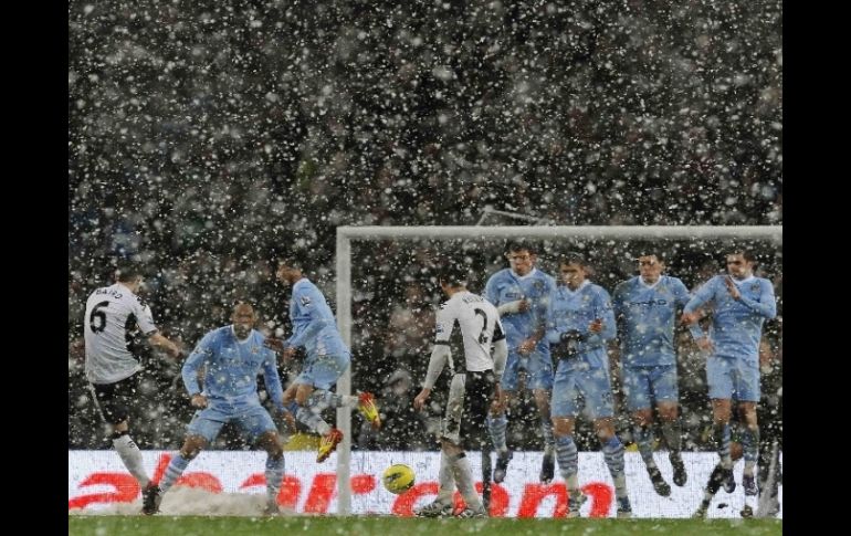 A medida que el encuentro avanzaba, la nieve dificultaba más las acciones. REUTERS  /