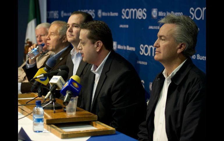 Petersen participó hoy en una rueda de prensa al lado de sus contendientes Fernando Guzmán  y Hernán Cortés en la sede del PAN Jalisco.  /