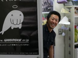 En 2010, él y otro activista de Greenpeace, Junichi Sato, fueron declarados culpables de robar 23 kilos de carne de ballena. GREENPEACE  /