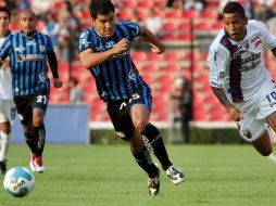 Manuel López (izq) y Michael Arroyo (der) disputan el balón durante el juego de la jornada. EFE  /