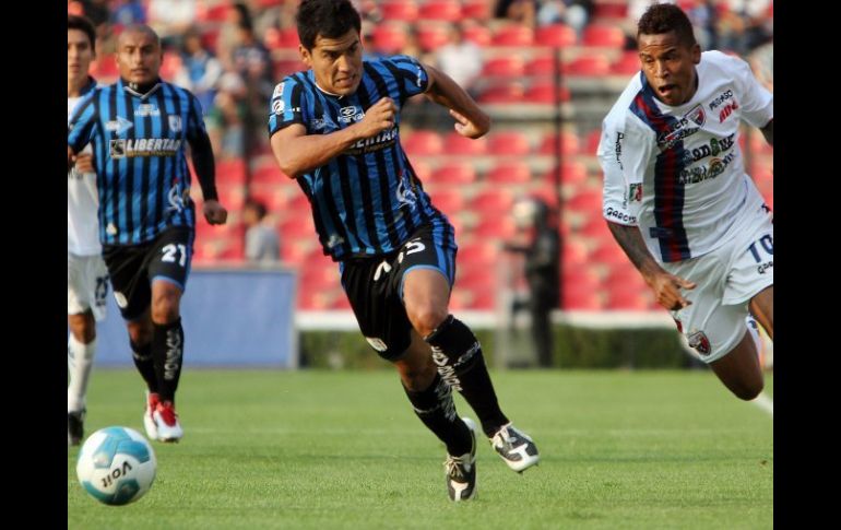 Manuel López (izq) y Michael Arroyo (der) disputan el balón durante el juego de la jornada. EFE  /