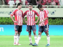 Contrariados, Jonny Magallón, ''Pato'' Araujo y Miguel Ponce observan como otro rival suma de a tres y los deja en blanco.  /