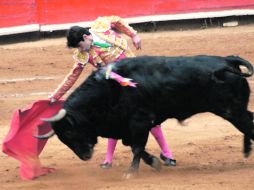 Alejandro Talavante estuvo voluntarioso y entregado en sus tres turnos y fue hasta el último que logró cosechar una oreja. NTX  /