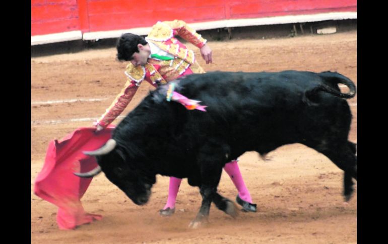 Alejandro Talavante estuvo voluntarioso y entregado en sus tres turnos y fue hasta el último que logró cosechar una oreja. NTX  /