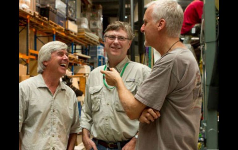 Mike deGruy (izq) y Andrew Wight (der) trabajaron a lado de Cameron (cent). Foto tomada de la página National Geographic. ESPECIAL  /