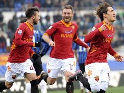 Los jugadores de la Roma festejan uno de los goles ante el Inter. EFE  /