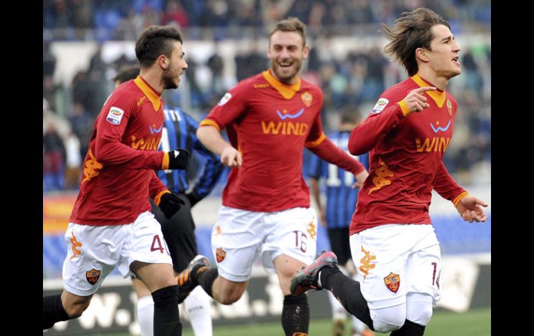 Los jugadores de la Roma festejan uno de los goles ante el Inter. EFE  /