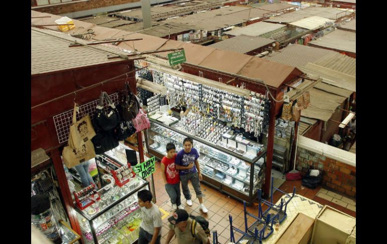 Enrique Alfaro caminó la zona comercial para conocer la situación de los locatarios. ARCHIVO  /