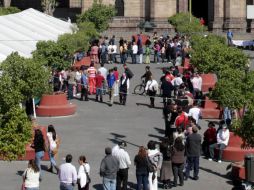 Largas filas se ha formado en algunas casillas ante la lentitud para emitir votos.  /