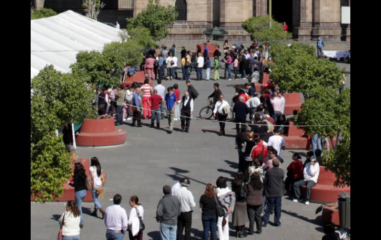 Largas filas se ha formado en algunas casillas ante la lentitud para emitir votos.  /