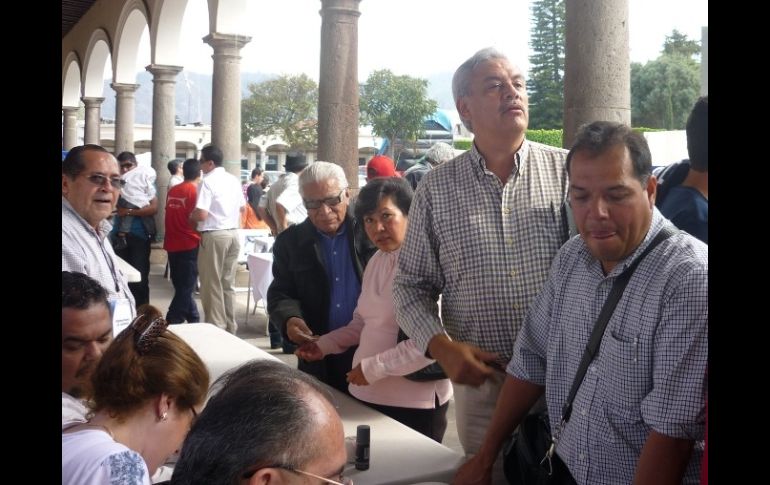 El senador votó en la mesa de su sección electoral del portal 5 de Mayo en Zapotlán.  /