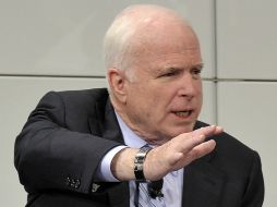 McCain cuestionó declaraciones de Mitt Romney de promover la autodeportación de los inmigrantes indocumentados. AFP  /