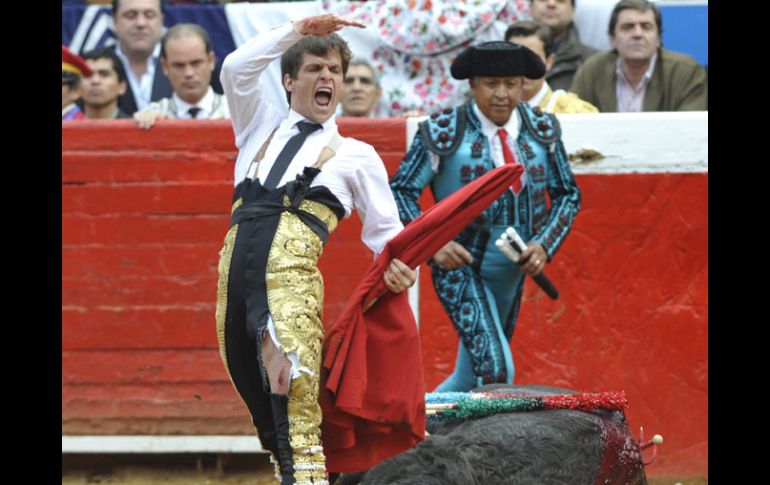 Julián López se llevó la tarde en la Plaza México. EFE  /